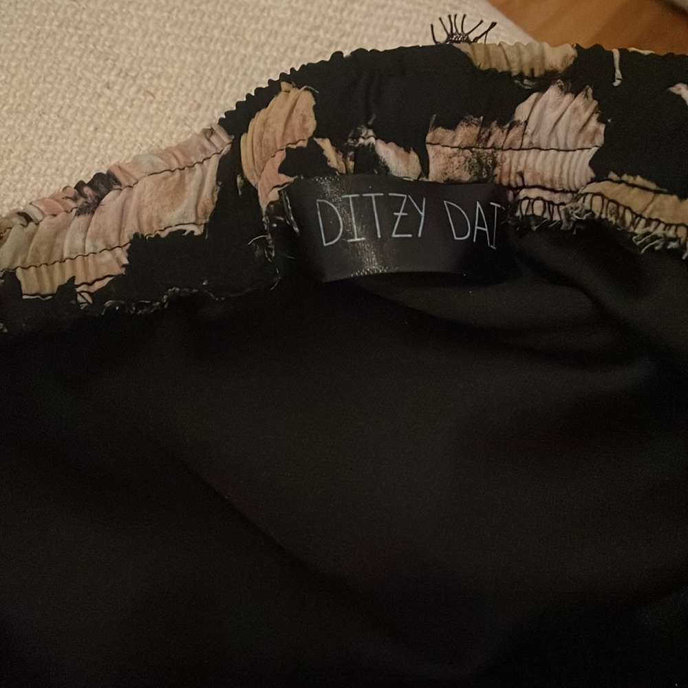 Ditzy Daizy lined floral lace shorts size small - Picture 10 of 10
